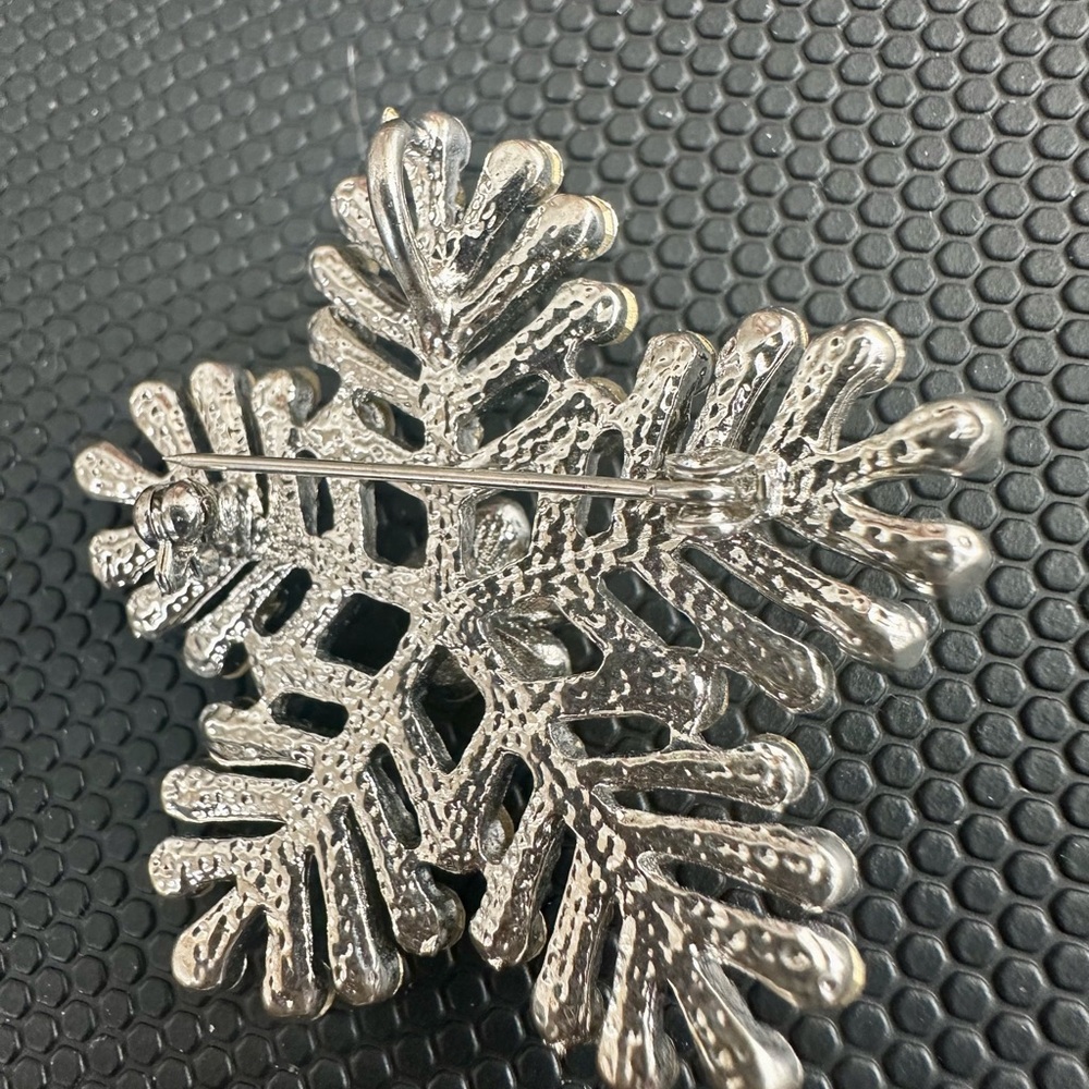 Estate Crystal Rhinestone Snowflake Brooch / pendant - Picture 6 of 7